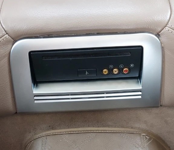 Ốp mạ ghế sau ( ốp cổng kết nối)  Mercedes E300