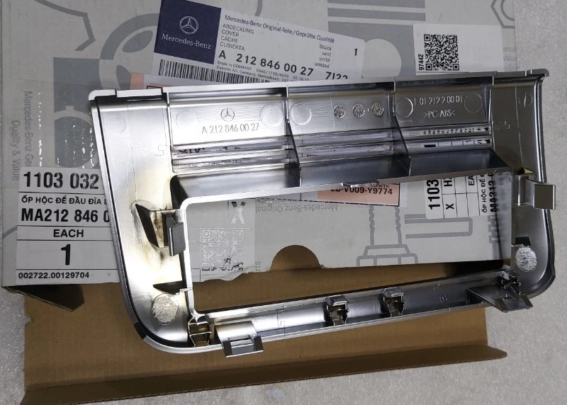 Ốp mạ ghế sau ( ốp cổng kết nối)  Mercedes E300