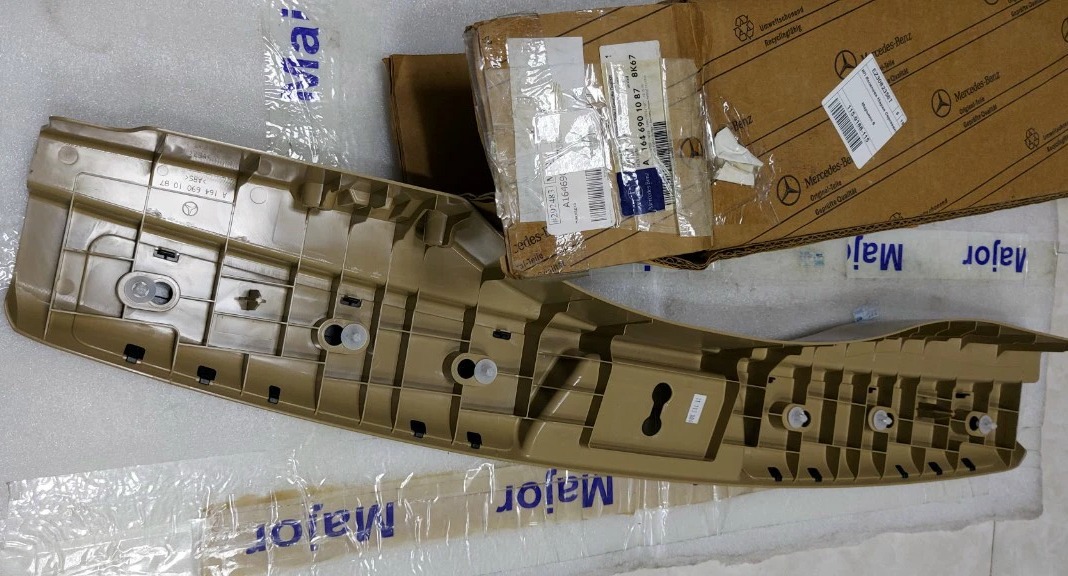 Ốp bậc cửa hậu Mercedes GL550 2008