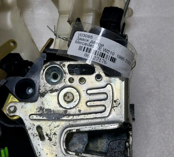 Bộ khóa (lock) ngậm cửa xe Mercedes E240