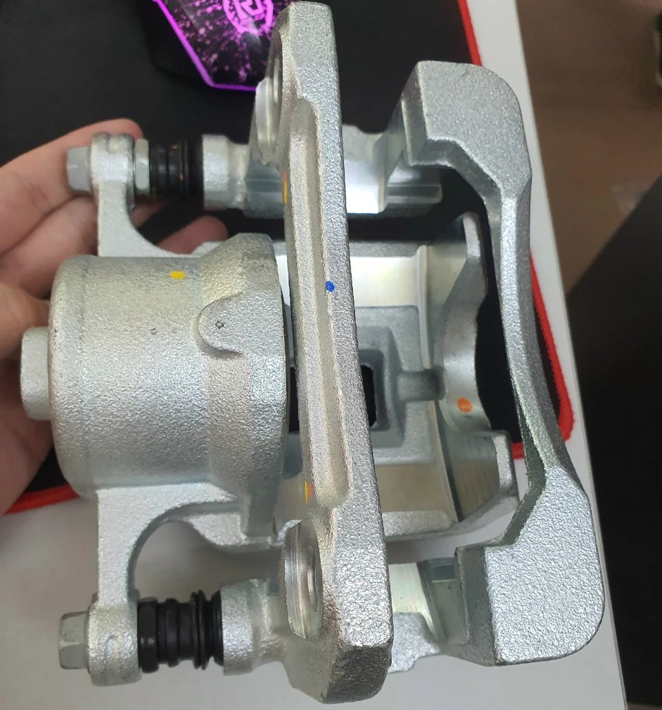 Cụm phanh - gông phanh trước Mazda 2 2016-2019 Mã DAY6-33-99Z