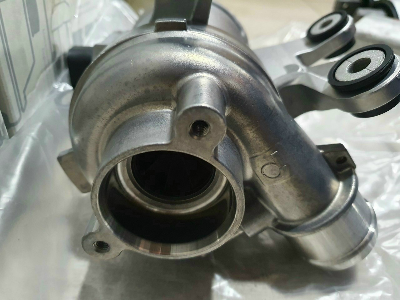 Bơm nước động cơ Mercedes GLC300 Mã A 274 200 2700 80