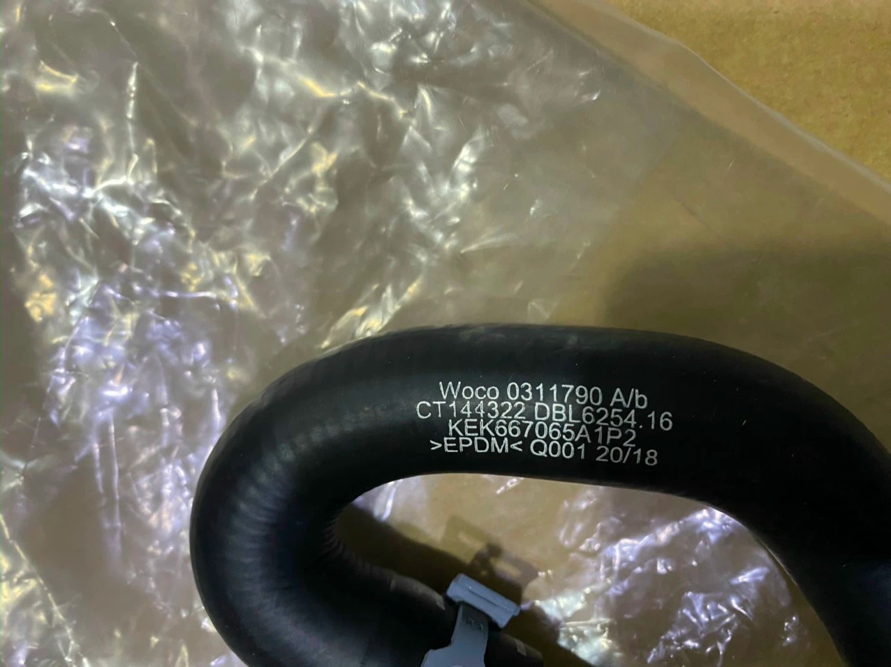 Cụm van nước nóng đóng ngắt giàn sưởi xe Mercedes C200 2014-2018