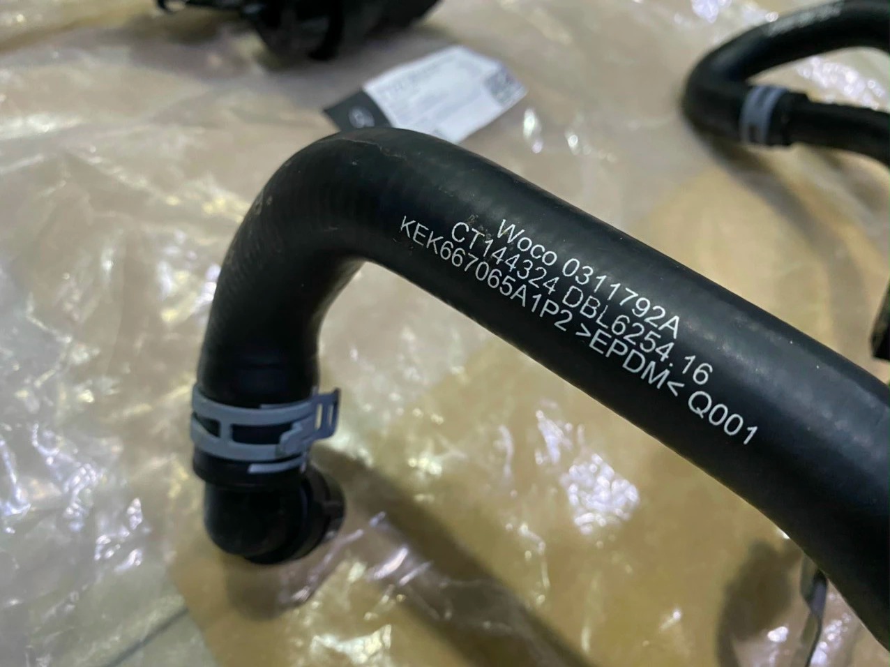 Cụm van nước nóng đóng ngắt giàn sưởi xe Mercedes C200 2014-2018