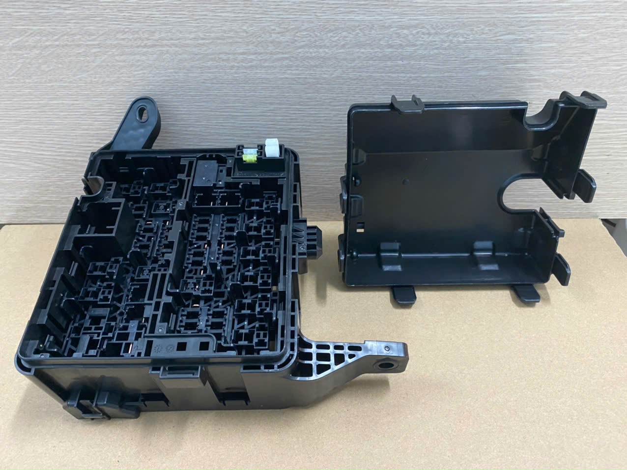 Vỏ hộp cầu chì Mitsubishi Xpander 2019-2023 Mã 8565A475