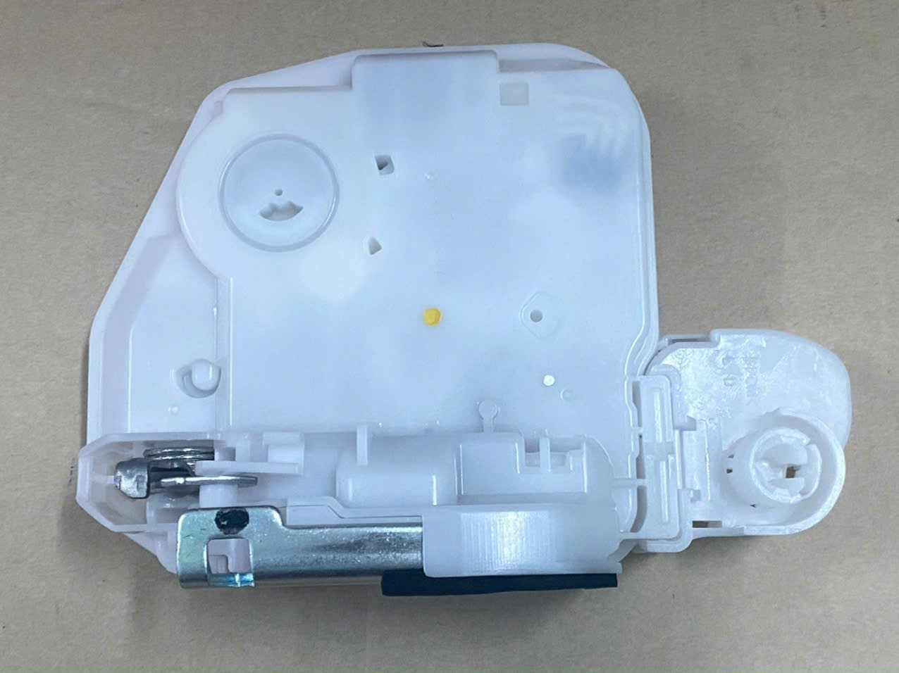 KHÓA NGẬM TRƯỚC XE MITSUBISHI TRITON 2016-2022