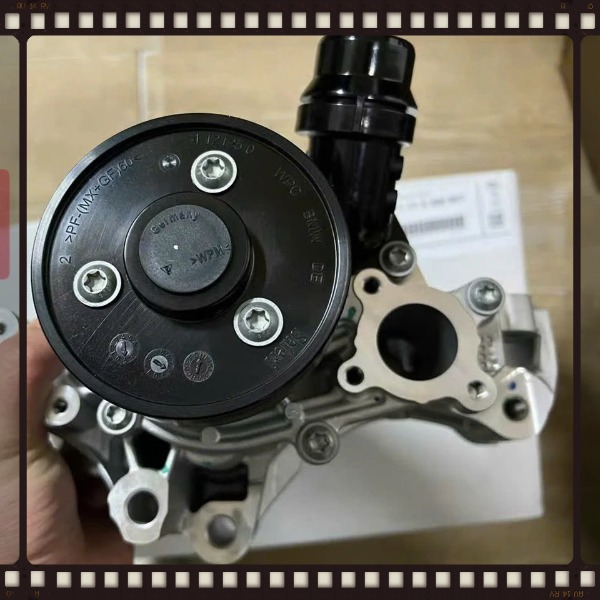 Bơm nước BMW 5 Series 2017-2023 Mã 11518666807