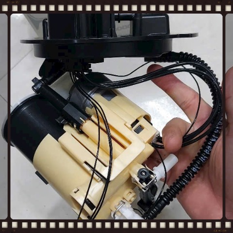 Cụm bơm xăng liền lọc Mercedes C250 2015-2021 Mã A2054701594