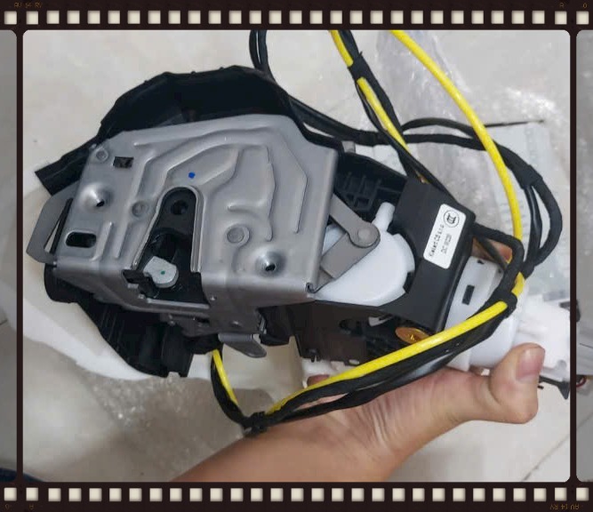 Khóa ngậm cửa sau phải Mercedes Maybach 62S | A2407302035