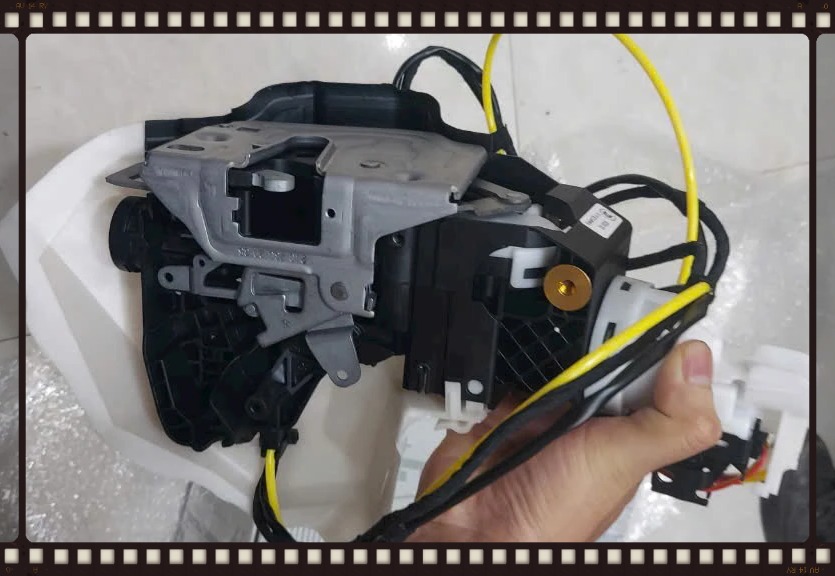 Khóa ngậm cửa sau phải Mercedes Maybach 62S | A2407302035