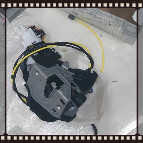 Khóa ngậm cửa sau phải Mercedes Maybach 62S | A2407302035