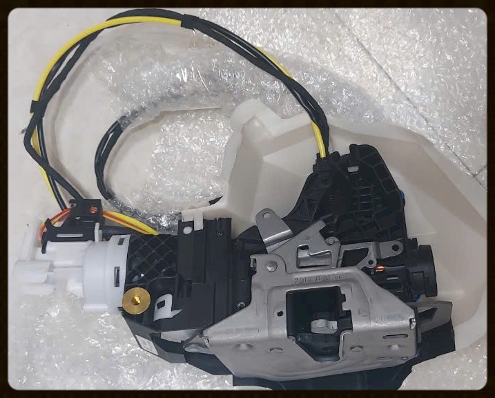 Khóa ngậm cửa sau phải Mercedes Maybach 62S | A2407302035