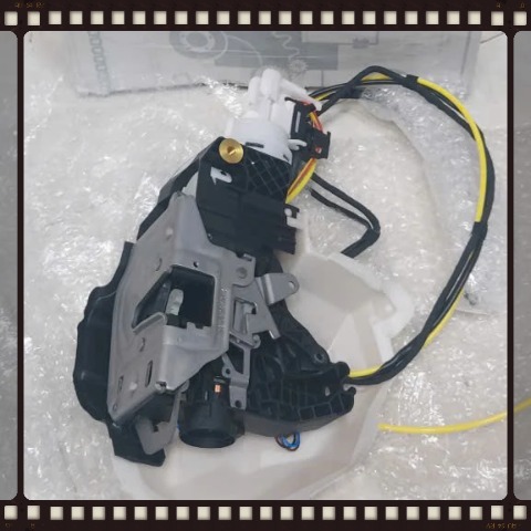 Khóa ngậm cửa sau phải Mercedes Maybach 62S | A2407302035