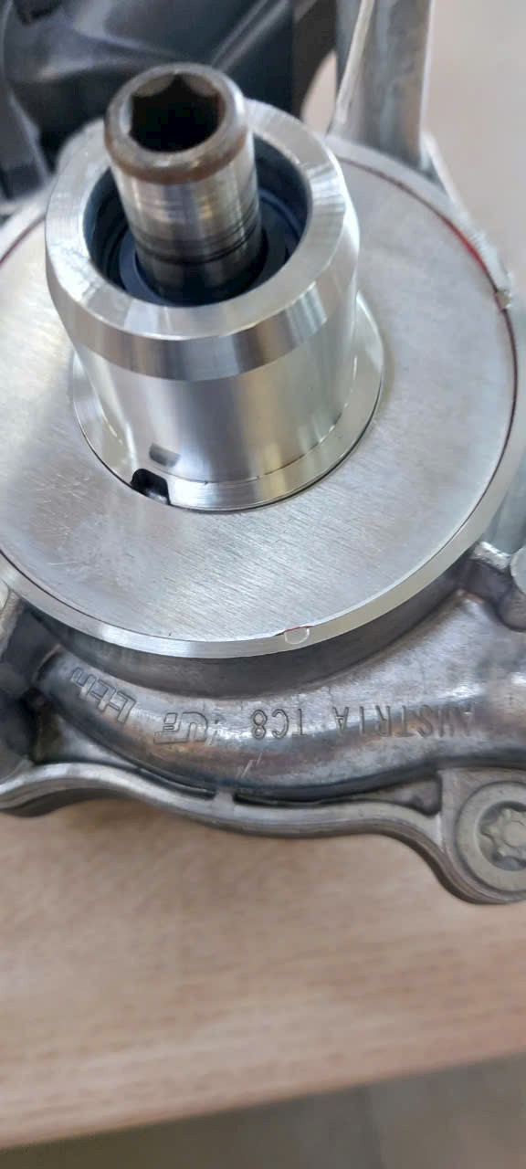 Cụm bơm nước Audi A6 2005-2011 Mã 079121013N; 079121013D