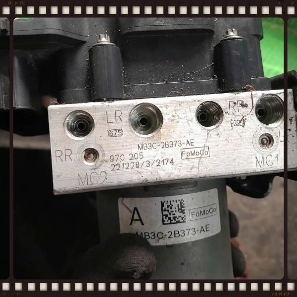 Cụm bơm ABS xe Ford Ranger 2023 Mã MB3C-2B373-AE