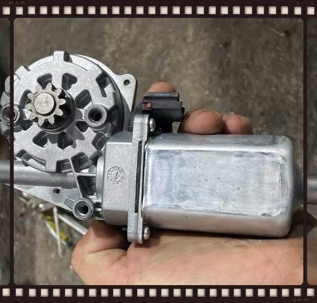 Mô tơ cửa trước Hyundai County 2019 Mã ESD550H1-400