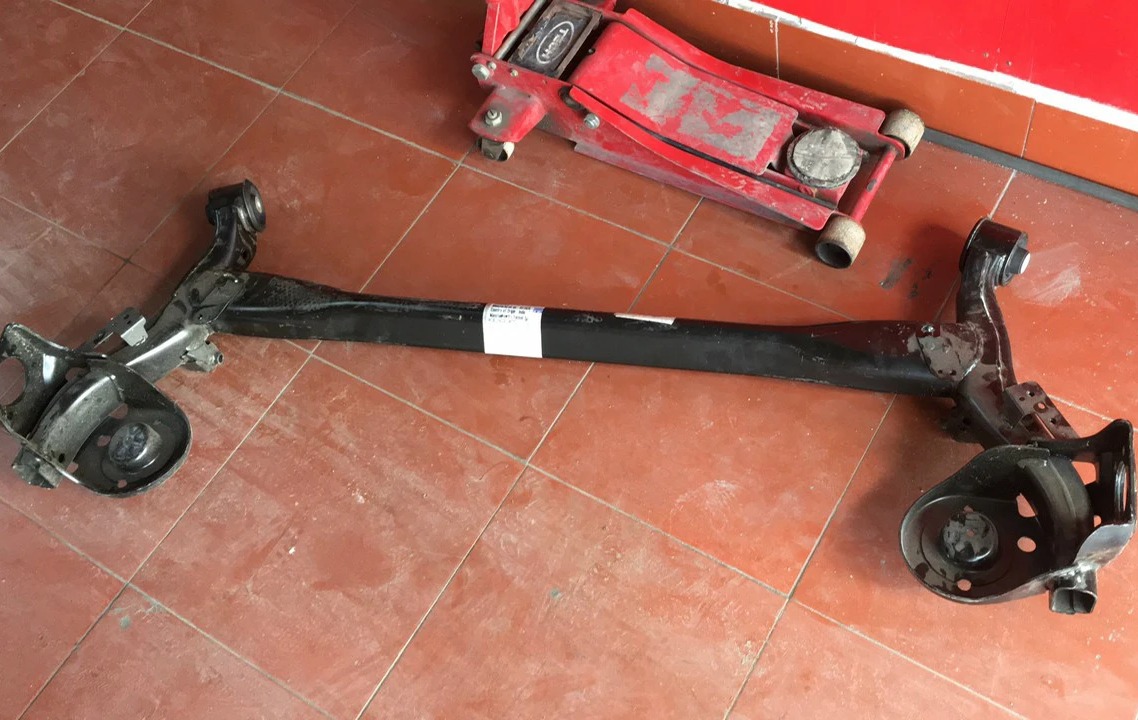 Dầm cầu sau Hyundai I20 2008-2014 Mã 551001J050