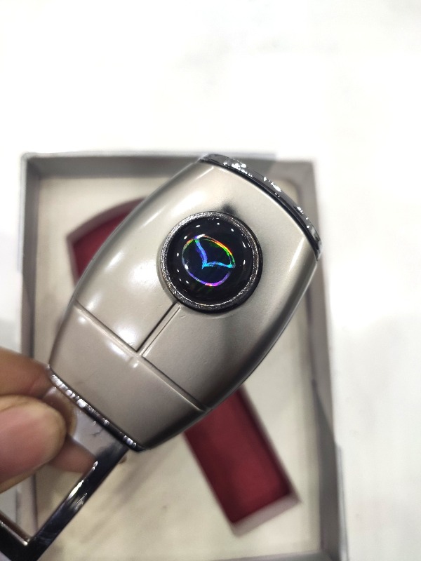 Chốt đai an toàn Mazda có khe cắm dây