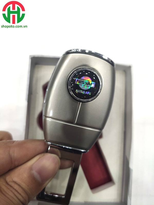 Chốt đai an toàn Nissan có khe cắm dây