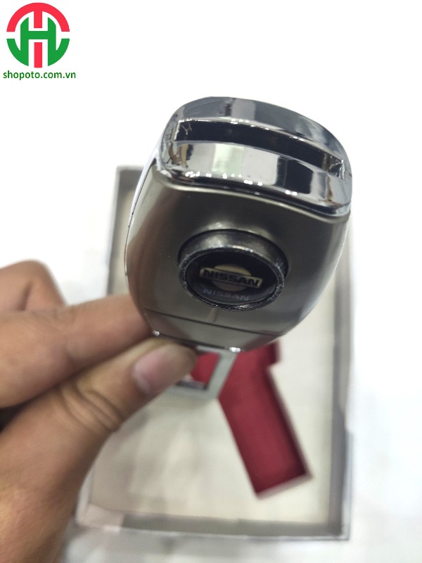 Chốt đai an toàn Nissan có khe cắm dây