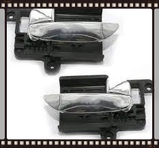 Tay mở cửa trong trước bên trái Hyundai Avante 2006-2009 Mã 826100Q000