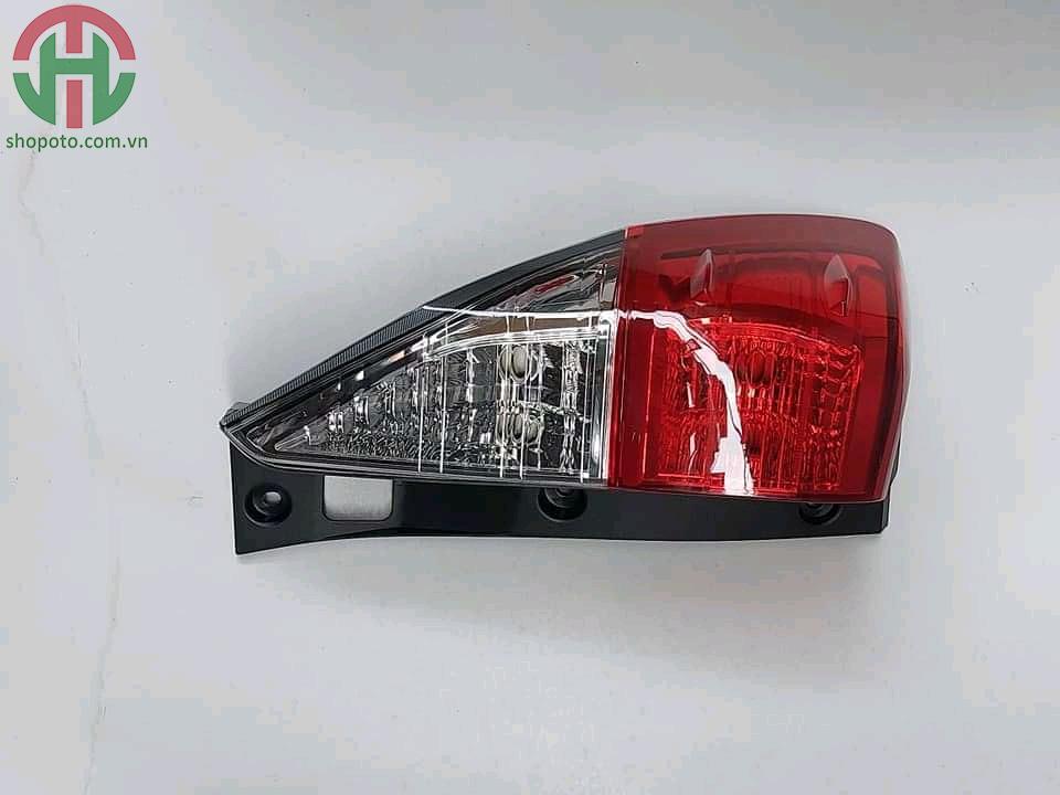 Đèn hậu trong, đèn hậu ngoài Toyota Innova 2017