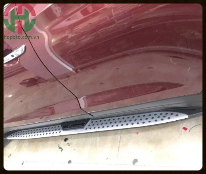 Bậc lên xuống Hyundai Tucson 2020 chấm bi