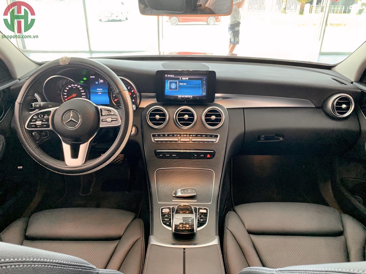 Mercedes C200 đăng kí 2019 màu đỏ