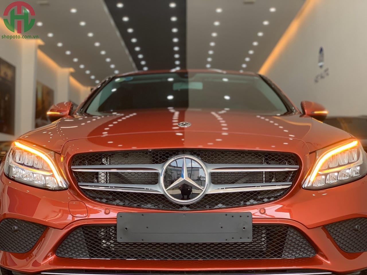 Mercedes C200 đăng kí 2019 màu đỏ