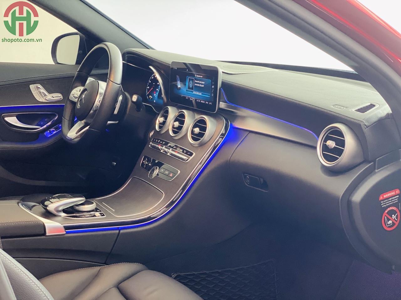 Mercedes C300 model 2019 màu đỏ