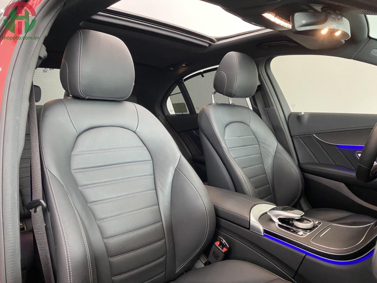 Mercedes C300 model 2019 màu đỏ