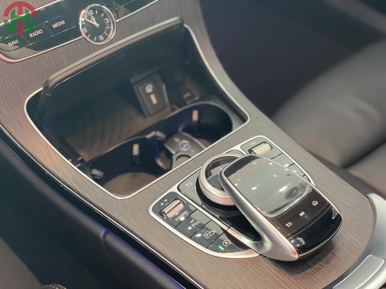 Mercedes C300 model 2019 màu đỏ