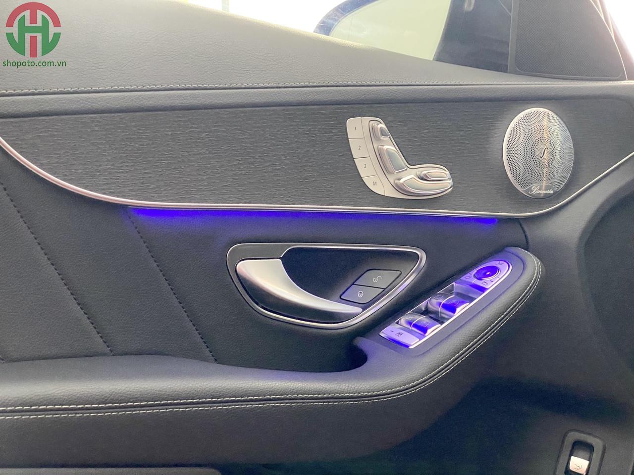 Mercedes C300 model 2019 màu đỏ