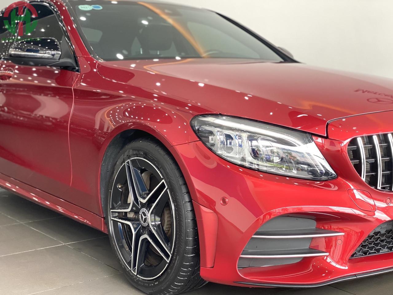 Mercedes C300 model 2019 màu đỏ