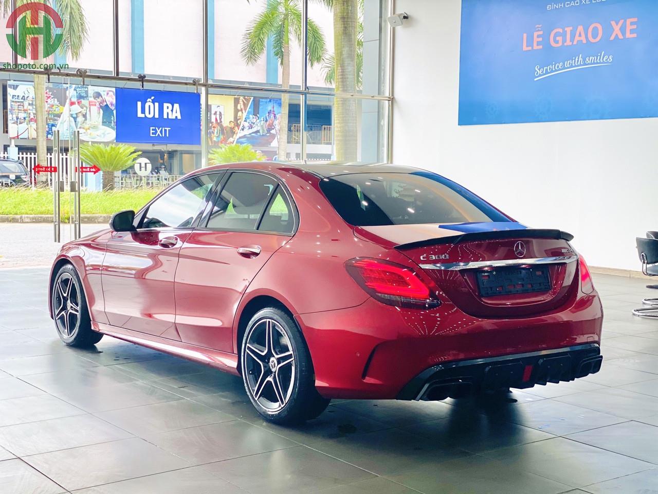 Mercedes C300 model 2019 màu đỏ
