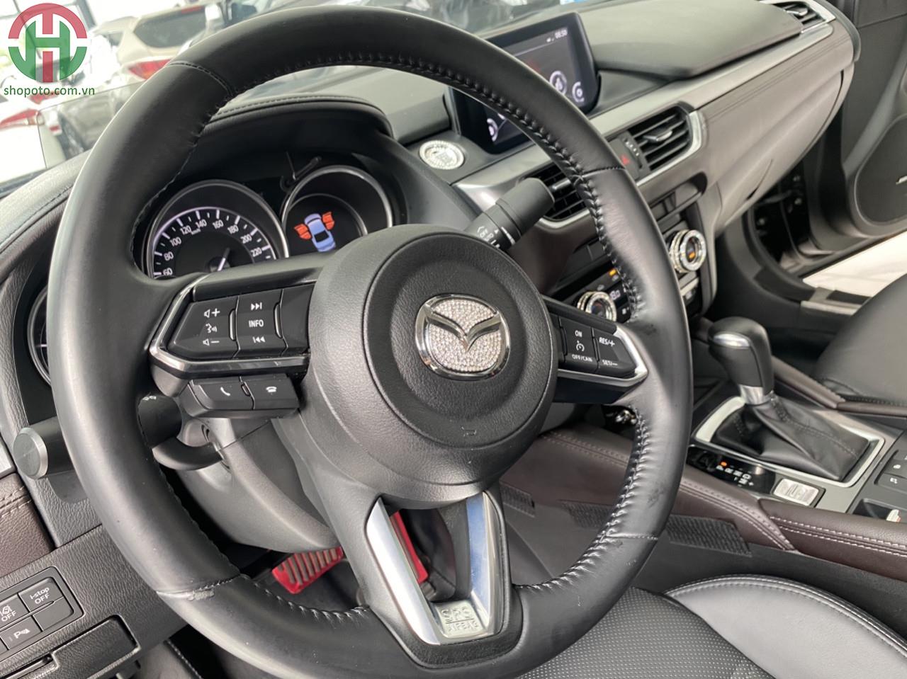 Mazda 6 2.0 AT Premium màu Đen Model 2017