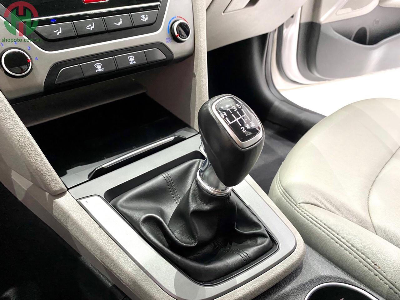 Hyundai Elantra 1.6 MT 2016 màu Trắng