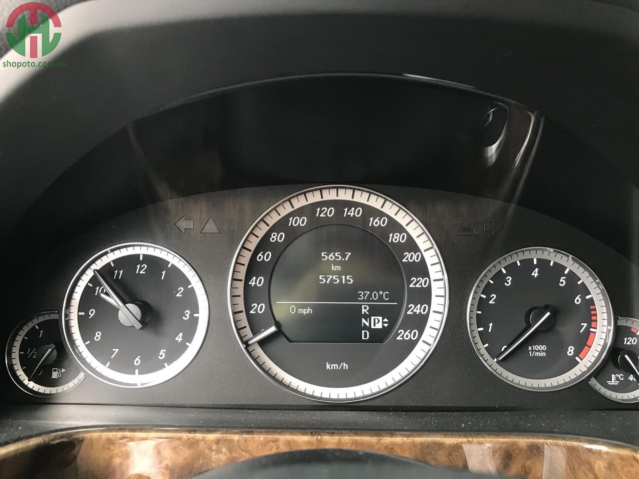 Mercedes Benz E300 màu Đen 2011