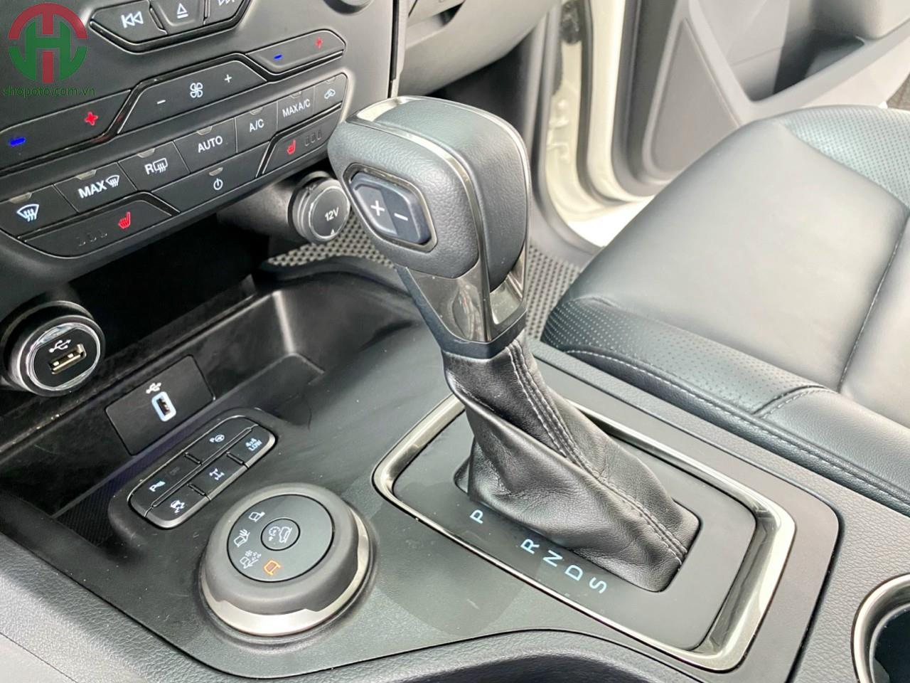 Ford Everest 2.0 Bi-Turbo 2 cầu model 2019 màu Trắng