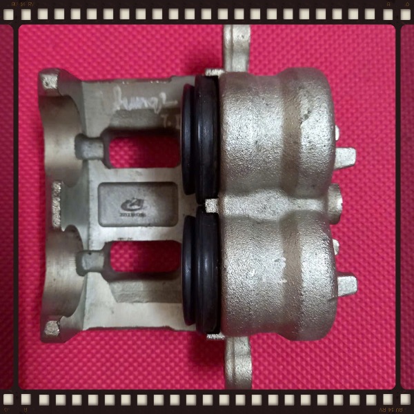 Cụm phanh - gông phanh trước phải Mitsubishi Pajero 2007-2015