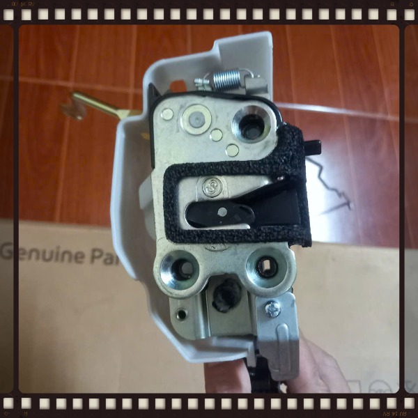 Cơ cấu khóa ngậm cửa sau trái xe Kia Morning 2005-2012 | 8141007020EQ
