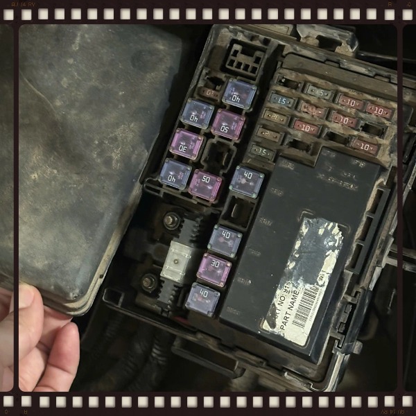 Hộp cầu chì Kia Morning 2011 MT Máy 1.0 Mã 91200-1Y960