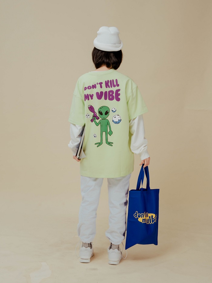 dang-yeu-trong-outfit-ao-thun-nu-dkmv-ket-hop-quan-baggy