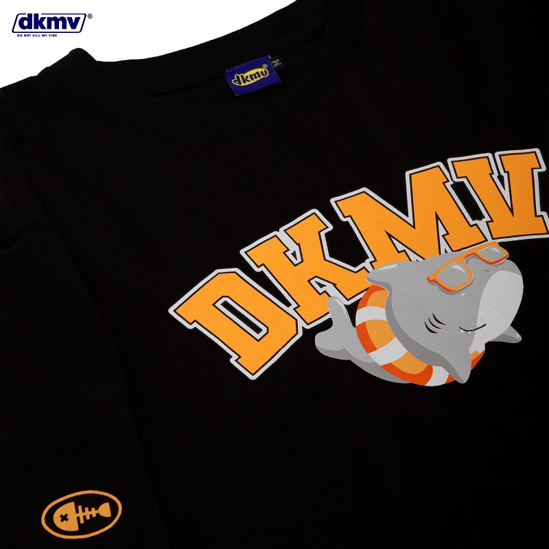 cận chi tiết áo thun local brand dkmv swag fish tee streetwear