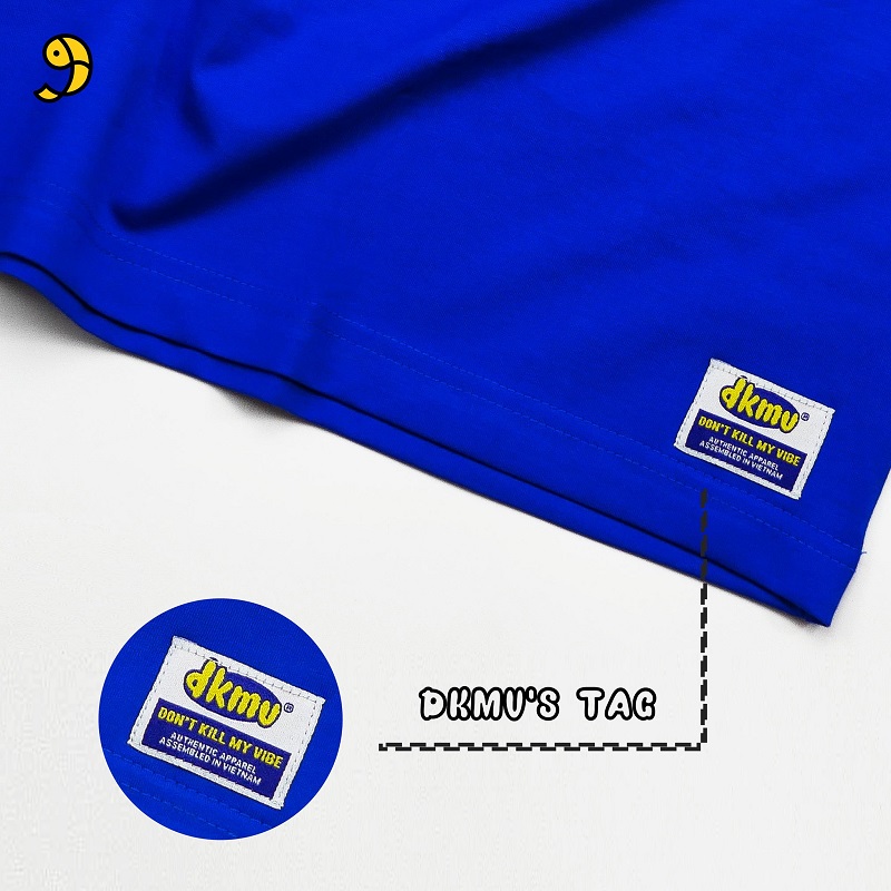 cận chi tiết thiết kế tag logo áo thun local brand dkmv tee original blue streetwear