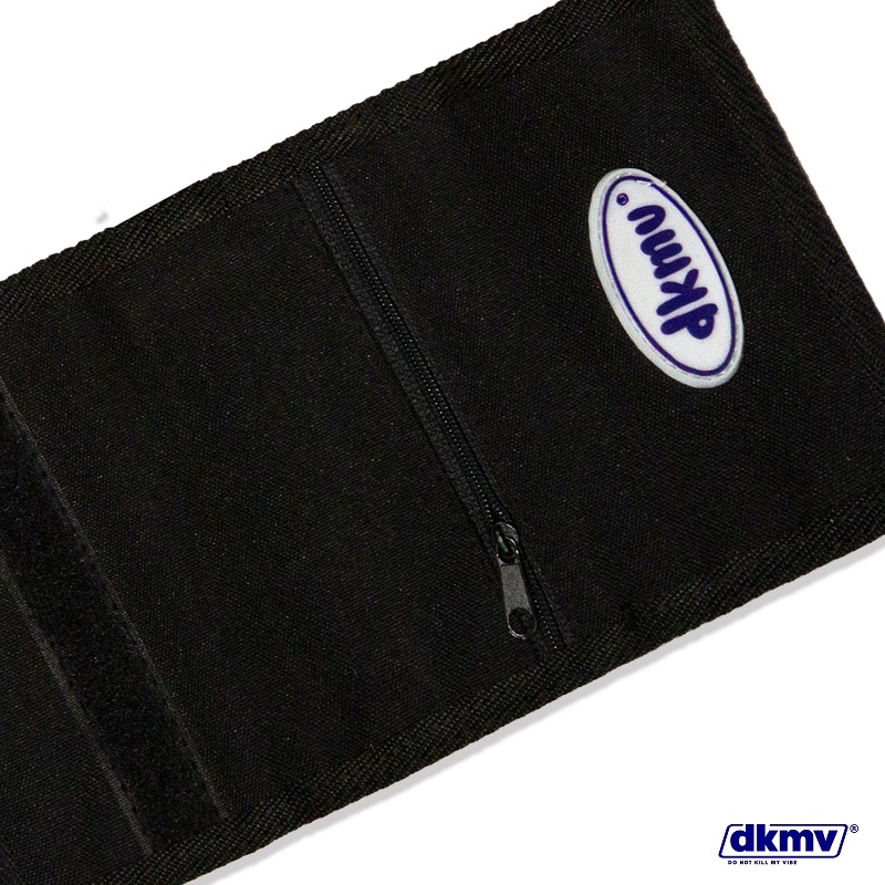 cận chi tiết ví nữ dáng ngắn dkmv logo wallet