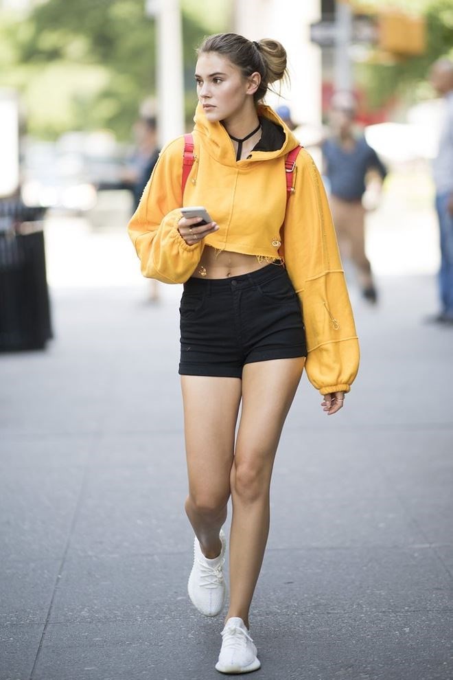 ao-hoodie-quan-jean-phong-cach-streetwear-xu-huong-thinh-hanh