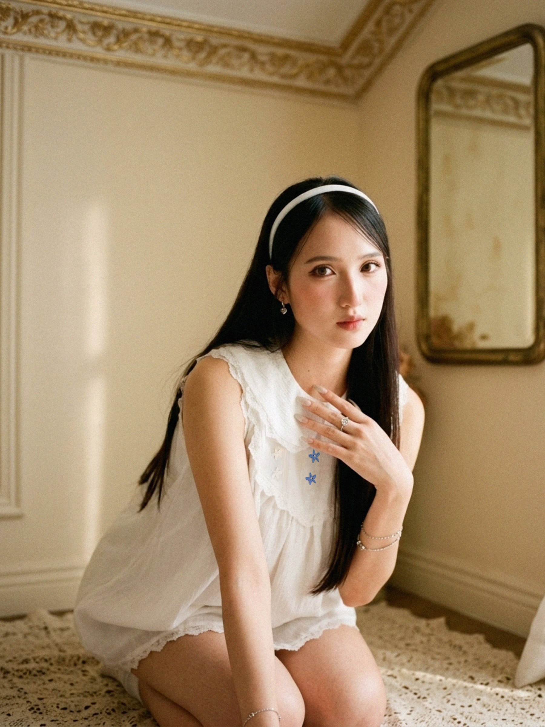 Đầm babydoll trắng cổ sen sát nách DKMV phối ren