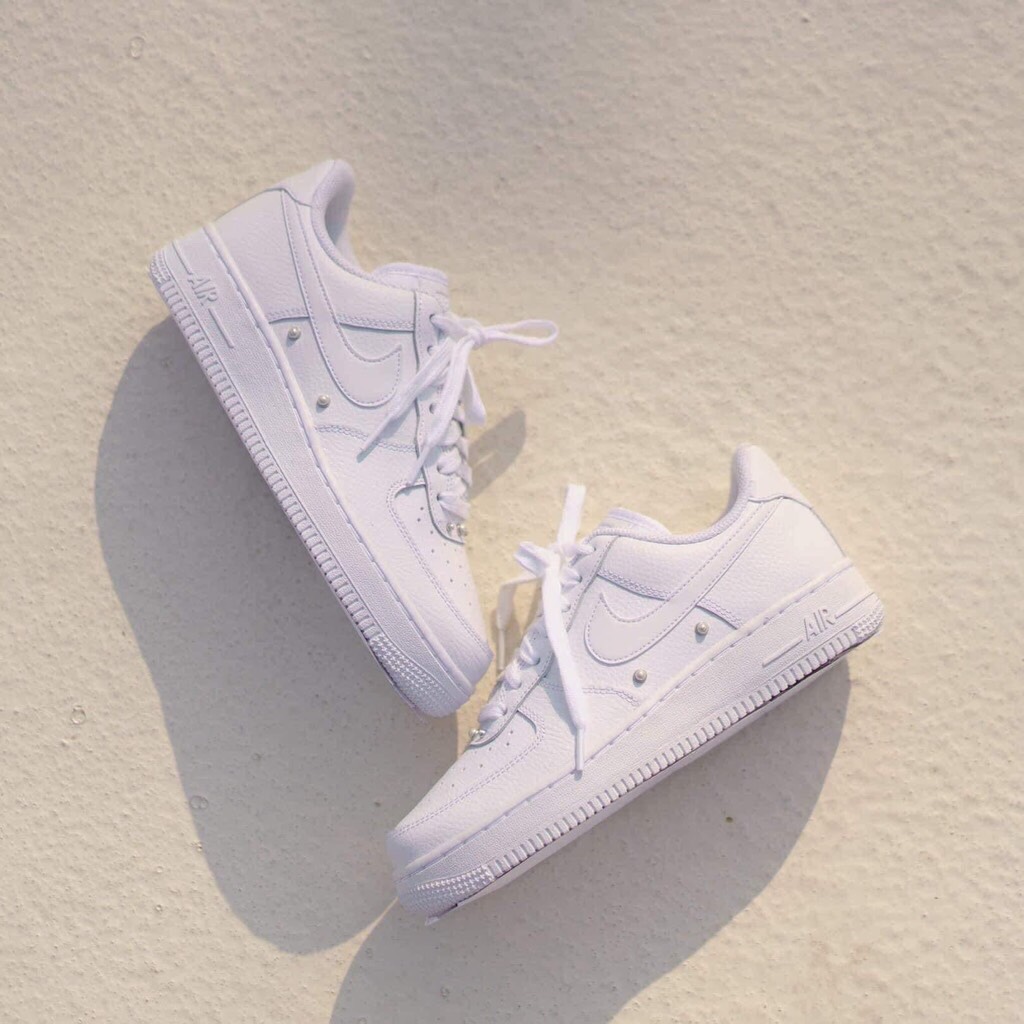 white & yellow air force 1 07 se trainers