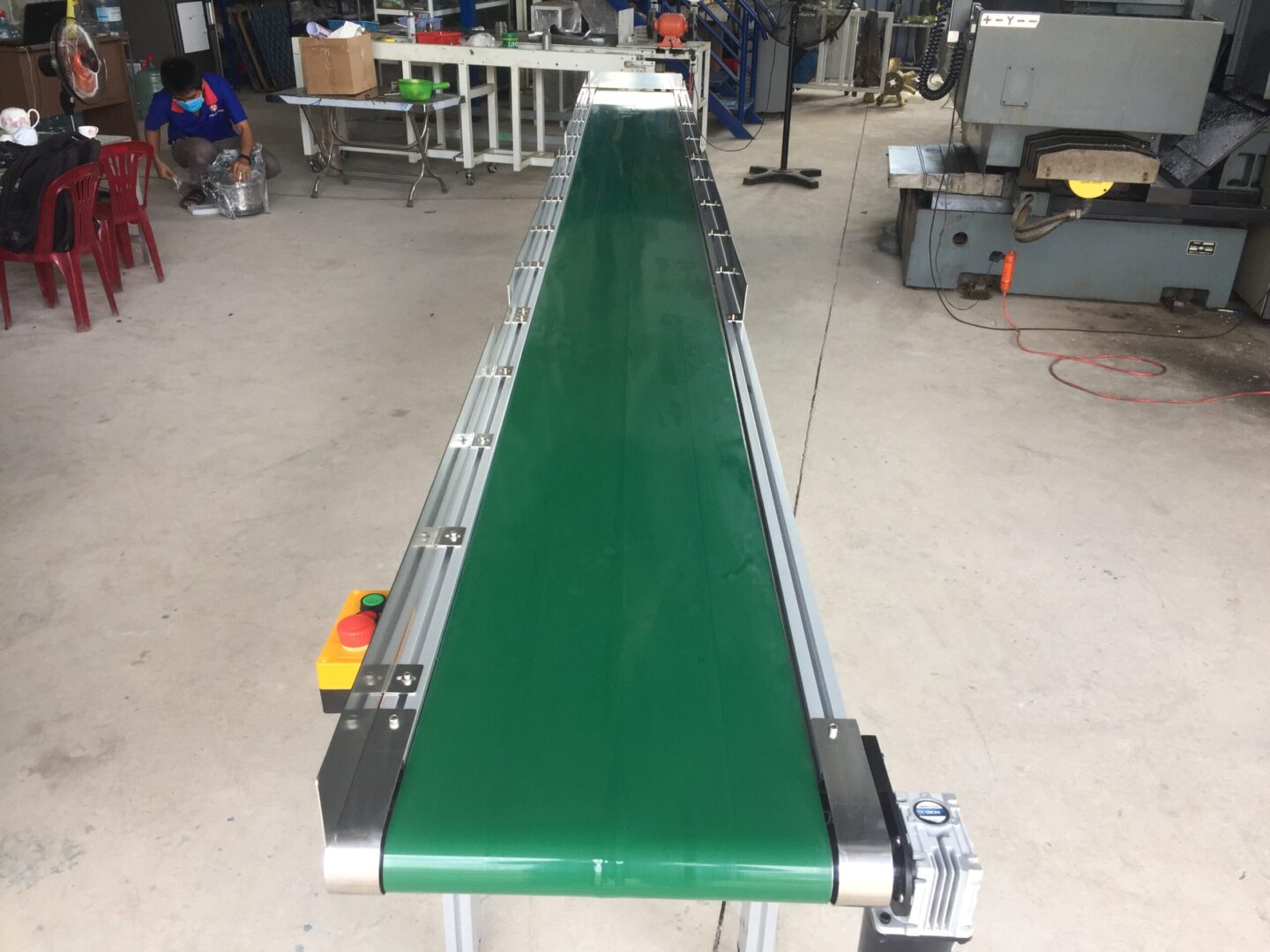 Băng tải PVC là gì? Ứng dụng trong sản xuất thực phẩm và điện tử